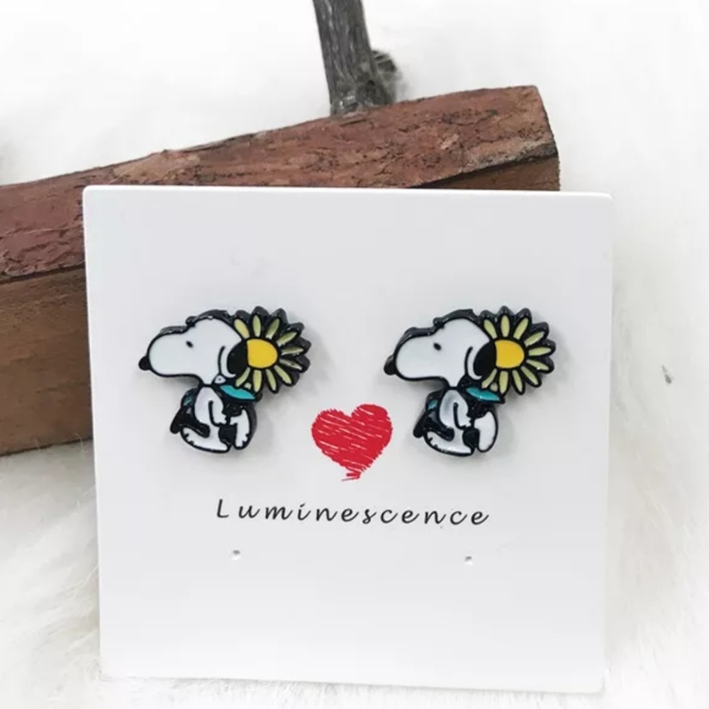 2/$15✨SNOOPY ENAMEL STUD EARRINGS